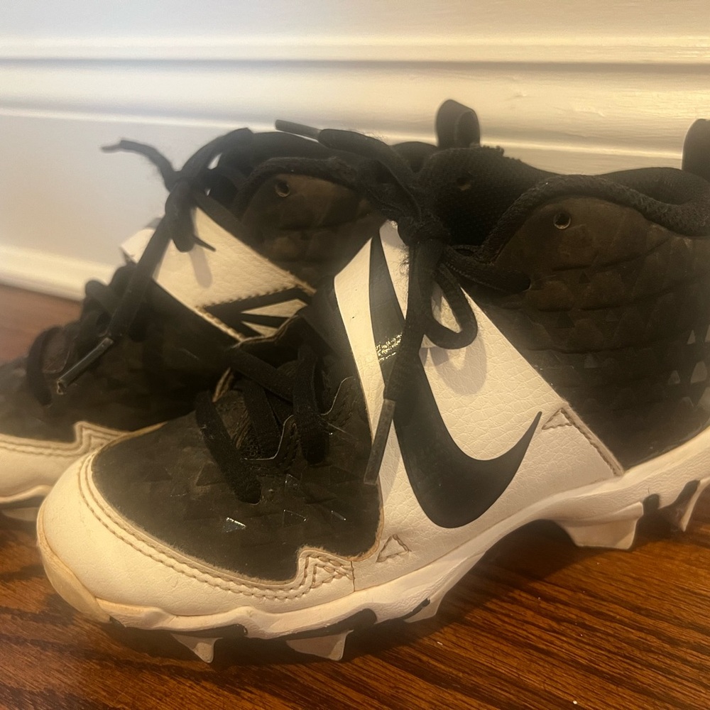 Nike Kids Black and White Baseball Cleats